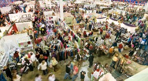 Bizarre_Bazaar_Exhibits_Crowd