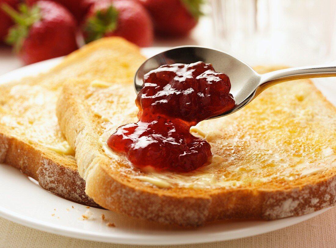 Toast_with_Butter_and_Jam